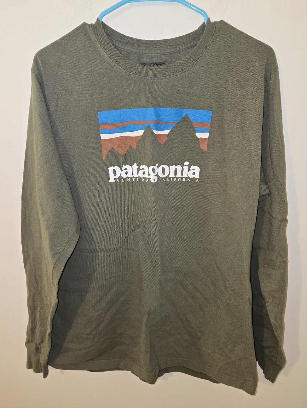Patagonia Men's Graphic Logo Long Sleeve Organic Cotton T-Shirt Olive Green Size
